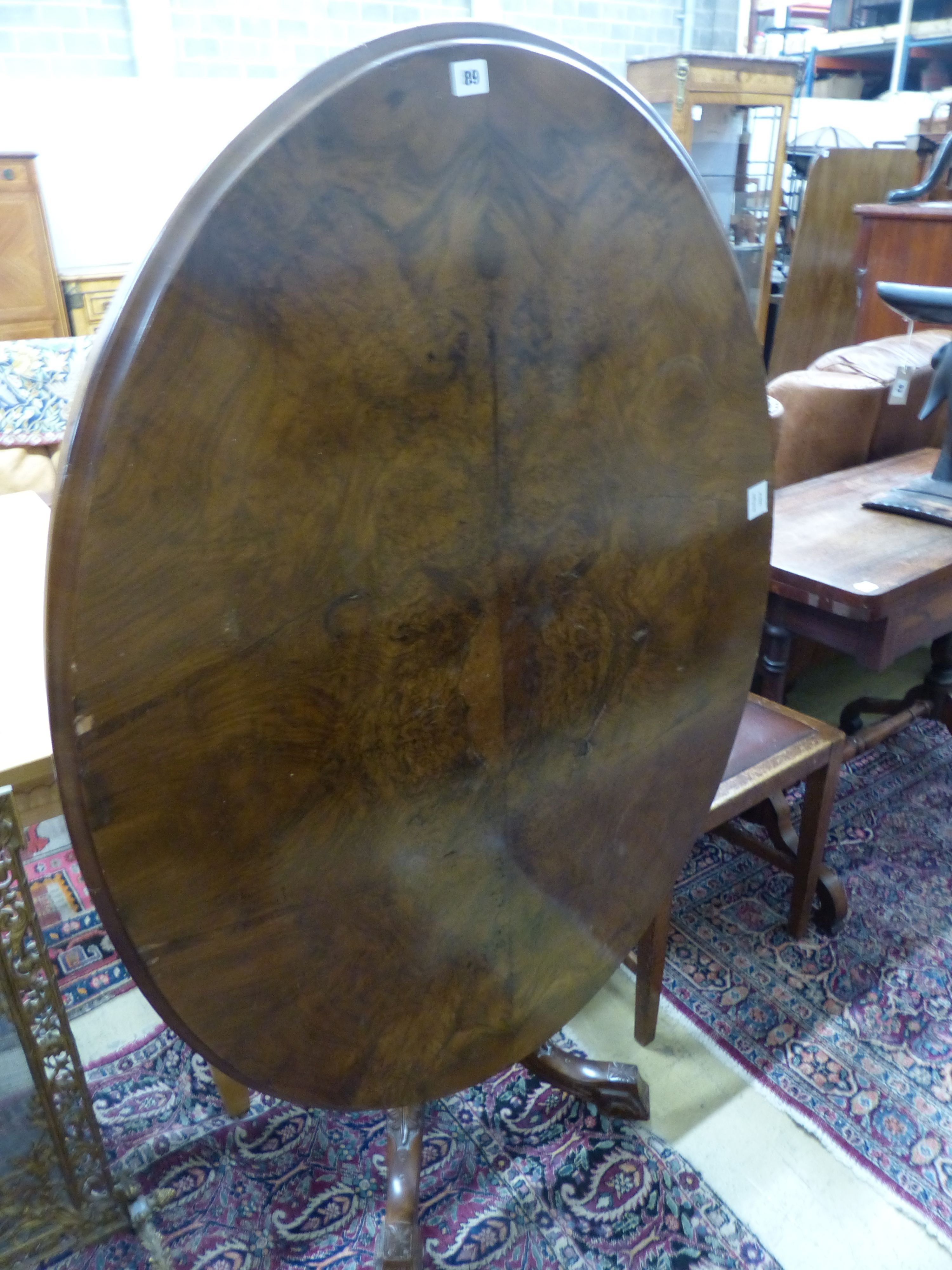 A Victorian walnut oval topped loo table, W.120cm D.88cm H.70cm